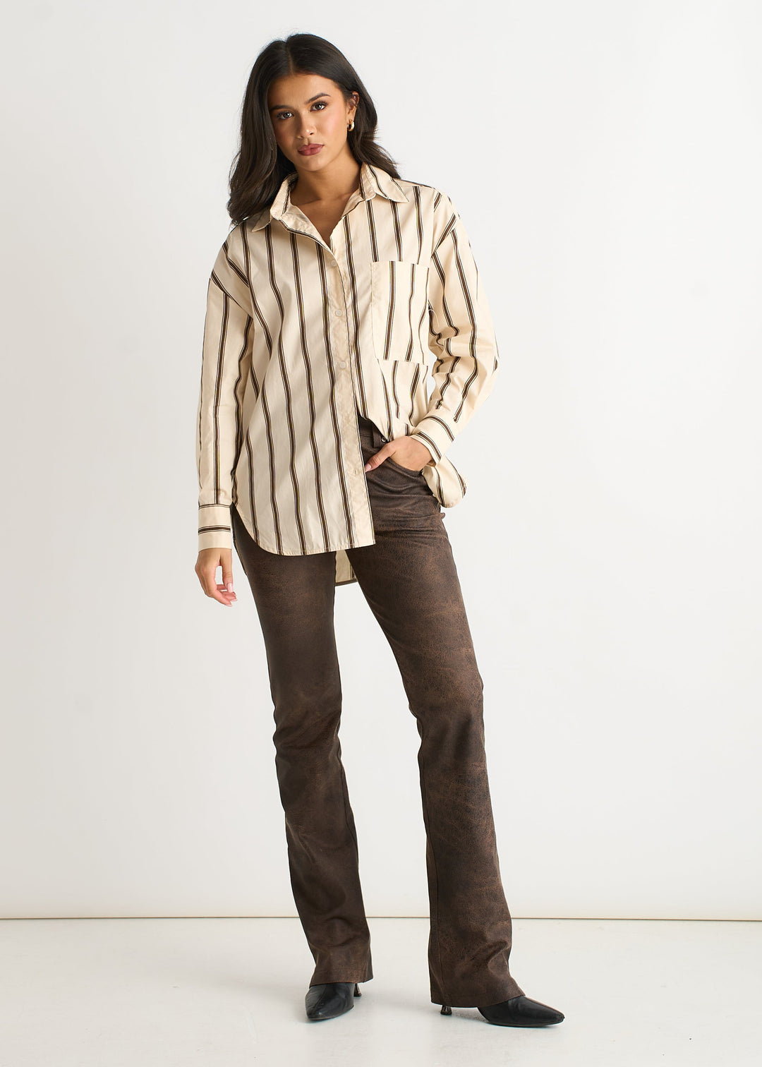Blusa donna elegante-casual a righe crema, maniche lunghe. Camicia versatile, must-have per moda femminile.