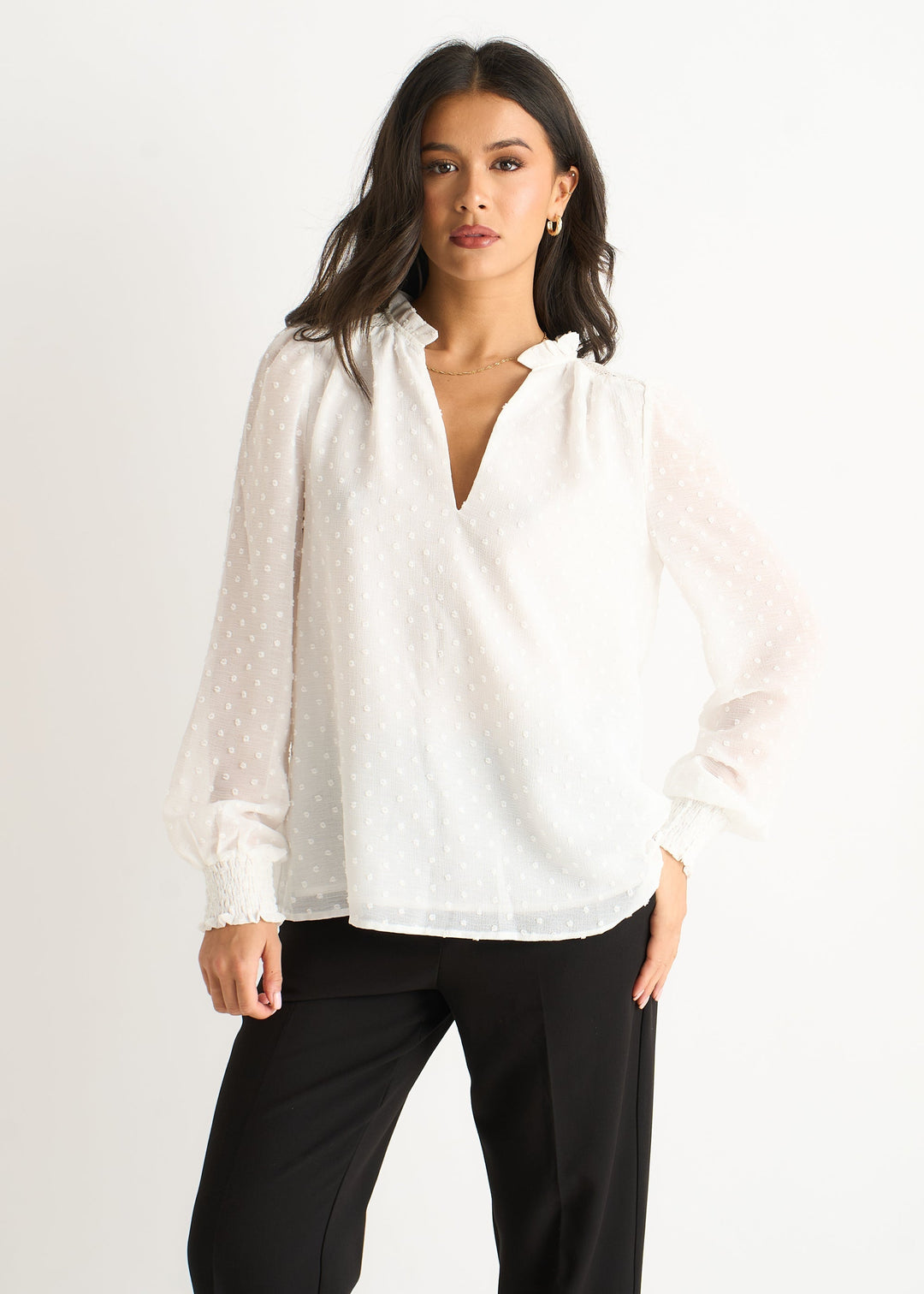 Blusa bianca da donna elegante con collo a volant e maniche lunghe, perfetta per un look sofisticato e versatile.