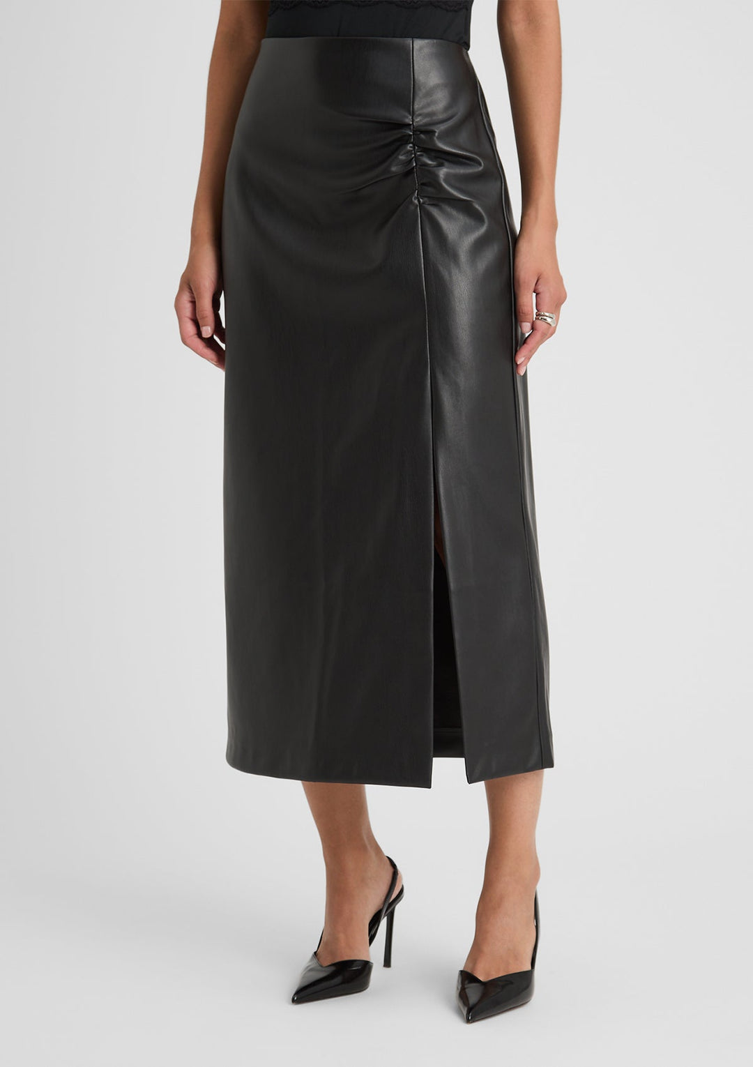Gonna tubino donna slim elegante nera, lunghezza ginocchio. Perfetta per ufficio o serate chic, esalta la figura femminile.