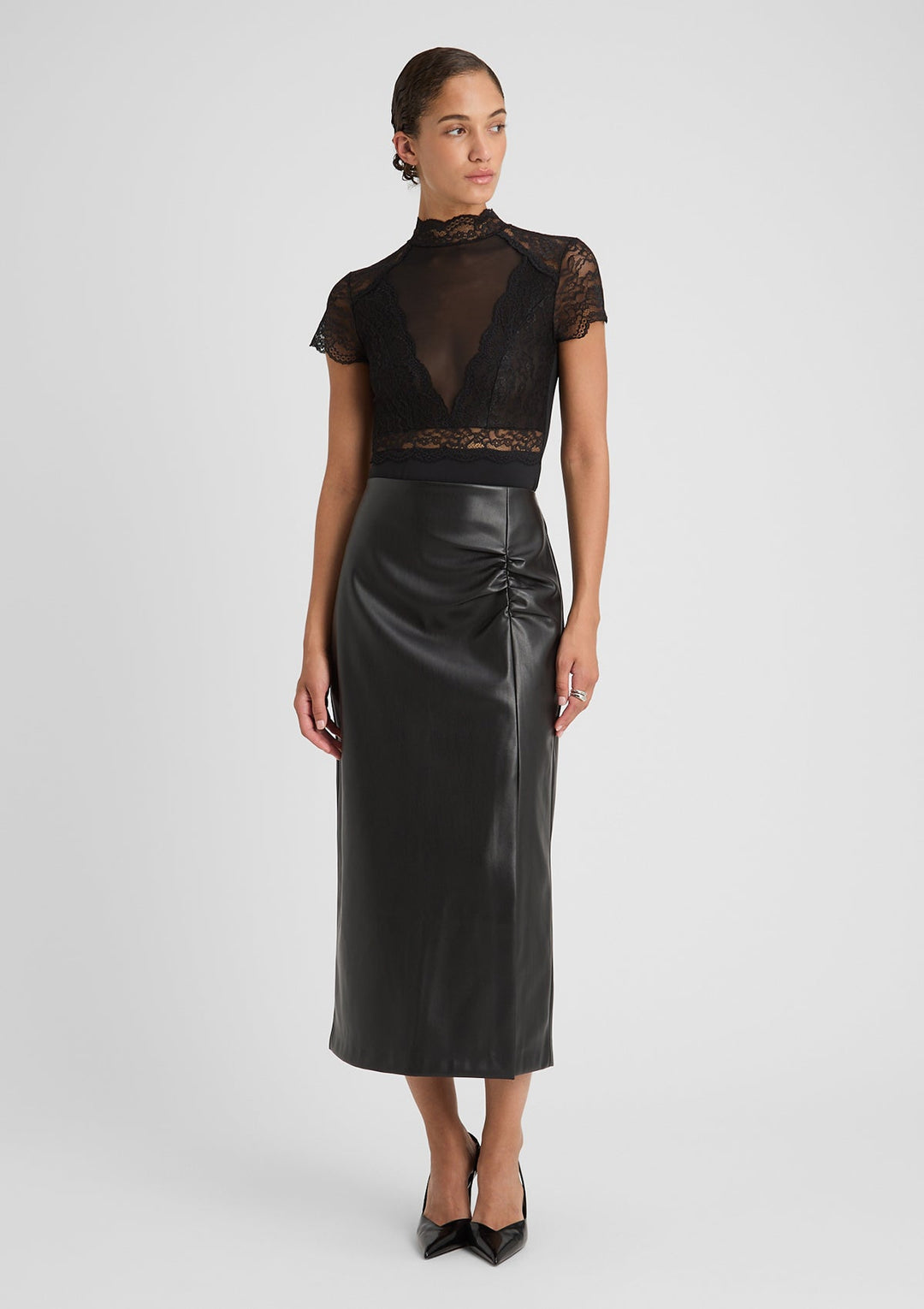Raffinata gonna tubino donna slim nera a vita alta, elegante e chic. Perfetta per valorizzare la figura con tocco moderno.