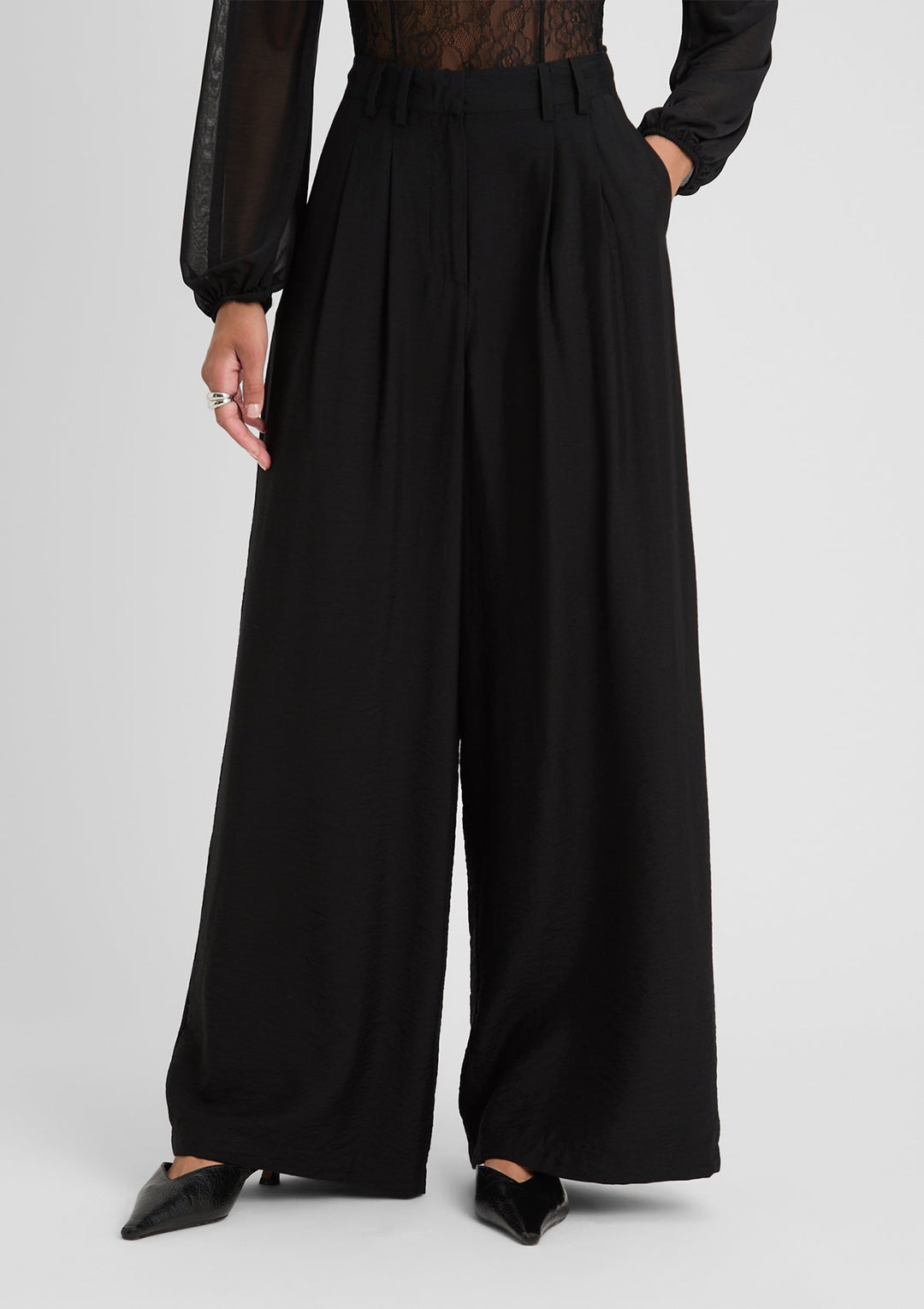 Pantaloni lunghi donna a gamba larga, vita alta con tasche. Versatili per outfit casual ed eleganti, perfetti per la moda primavera.