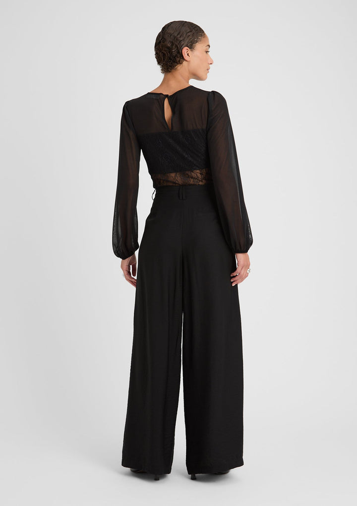 Pantaloni donna a vita alta e gamba larga, comodi con tasche laterali. Ideali per look estivi e autunnali, un capo versatile.