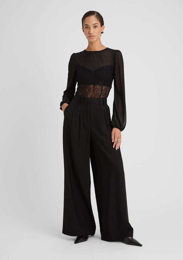 Moda pantaloni maxi donna a gamba larga, vita alta. Un capo elegante con tasche, perfetto per un outfit comodo e chic.