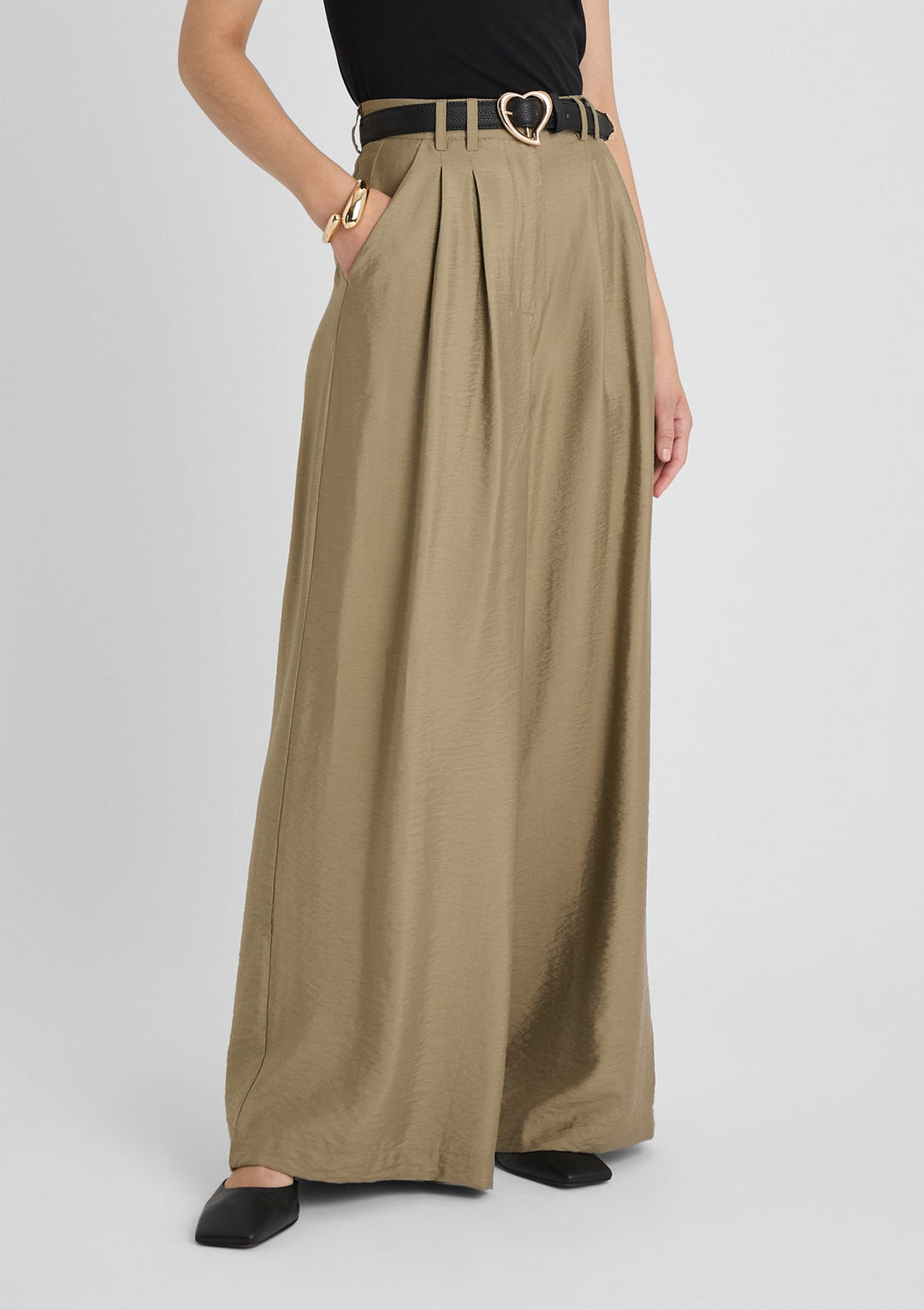 Pantaloni donna eleganti a gamba larga, vita alta tinta unita. Look chic e confortevole per primavera/estate.