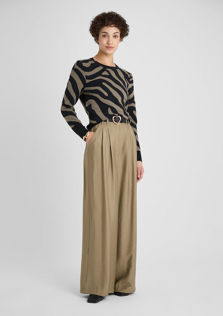 Pantaloni donna casual chic a vita alta, gamba larga tinta unita. Ideali per outfit versatili ed estivi con stile.
