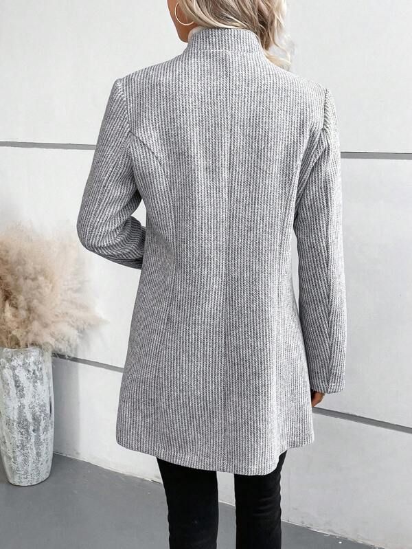 Giacca blazer donna grigia, look sofisticato. Vestibilità slim, adatta per primavera, autunno e moda ufficio.