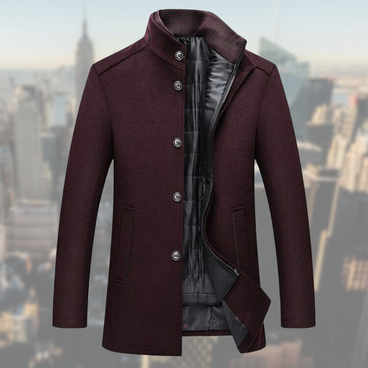 Cappotto invernale uomo a doppio strato, mostra gilet staccabile. Stile classico e versatile per protezione freddo.