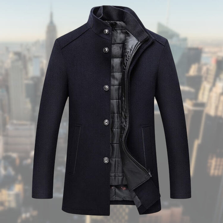 Uomo indossa cappotto invernale elegante, con gilet staccabile, ideale per l'abbigliamento maschile e il freddo.