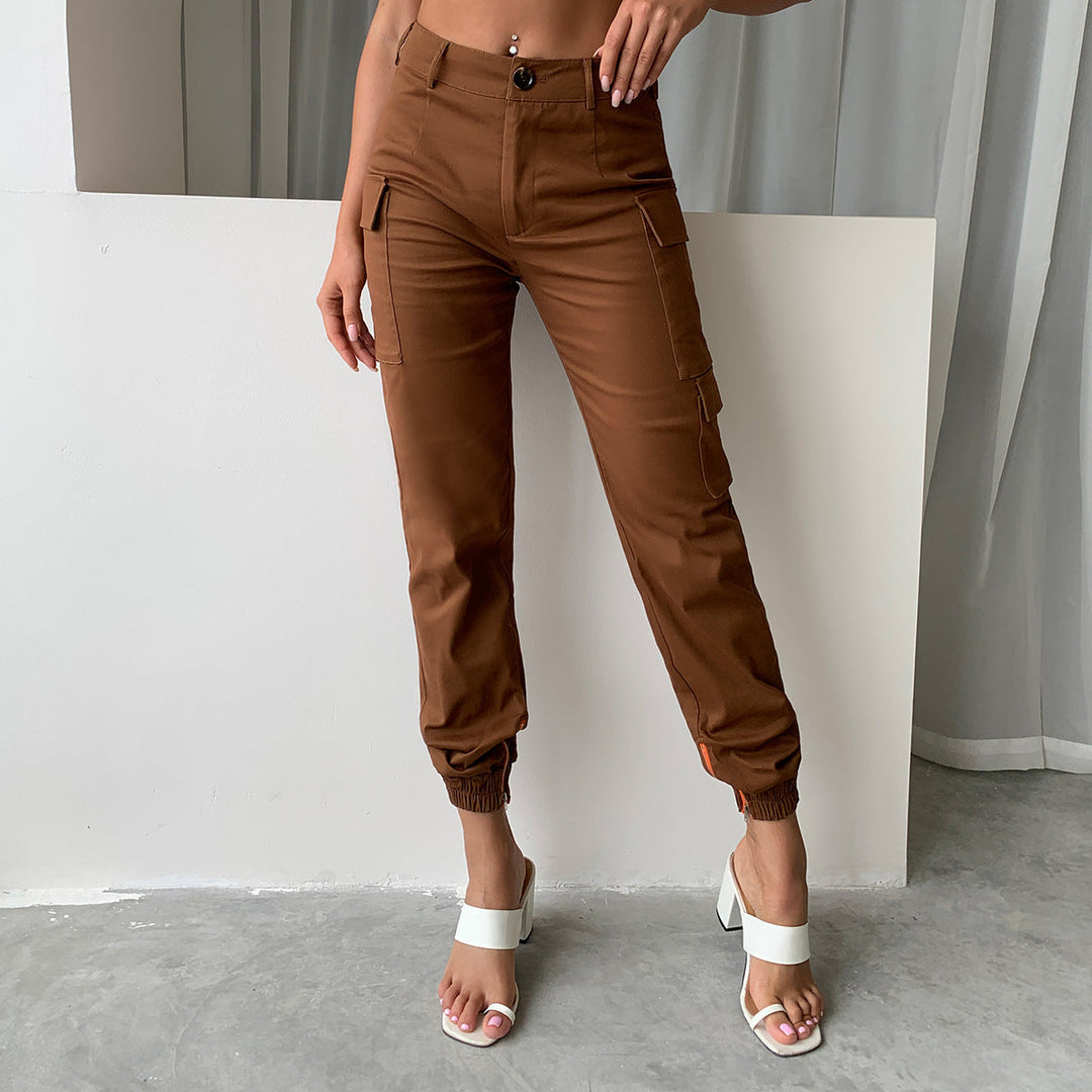 Pantaloni cargo slim fit donna, aderenti e versatili, ideali per outfit urbani casual di tendenza, moda femminile.