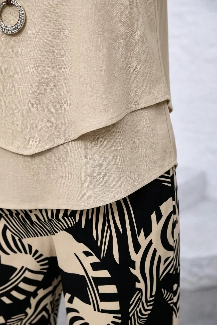 Set moda donna casual chic: top fluido con pantaloni stampati. Perfetto per un look elegante e confortevole.