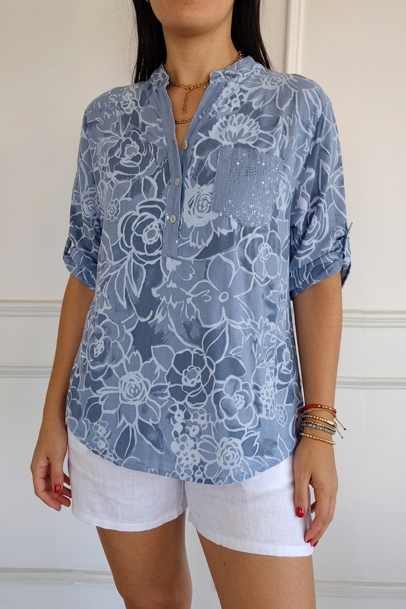 Camicia donna floreale traforata, perfetta per l'estate, con elegante colletto aperto.