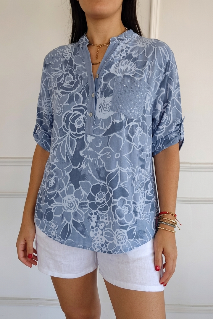 Camicia donna floreale traforata, perfetta per l'estate, con elegante colletto aperto.