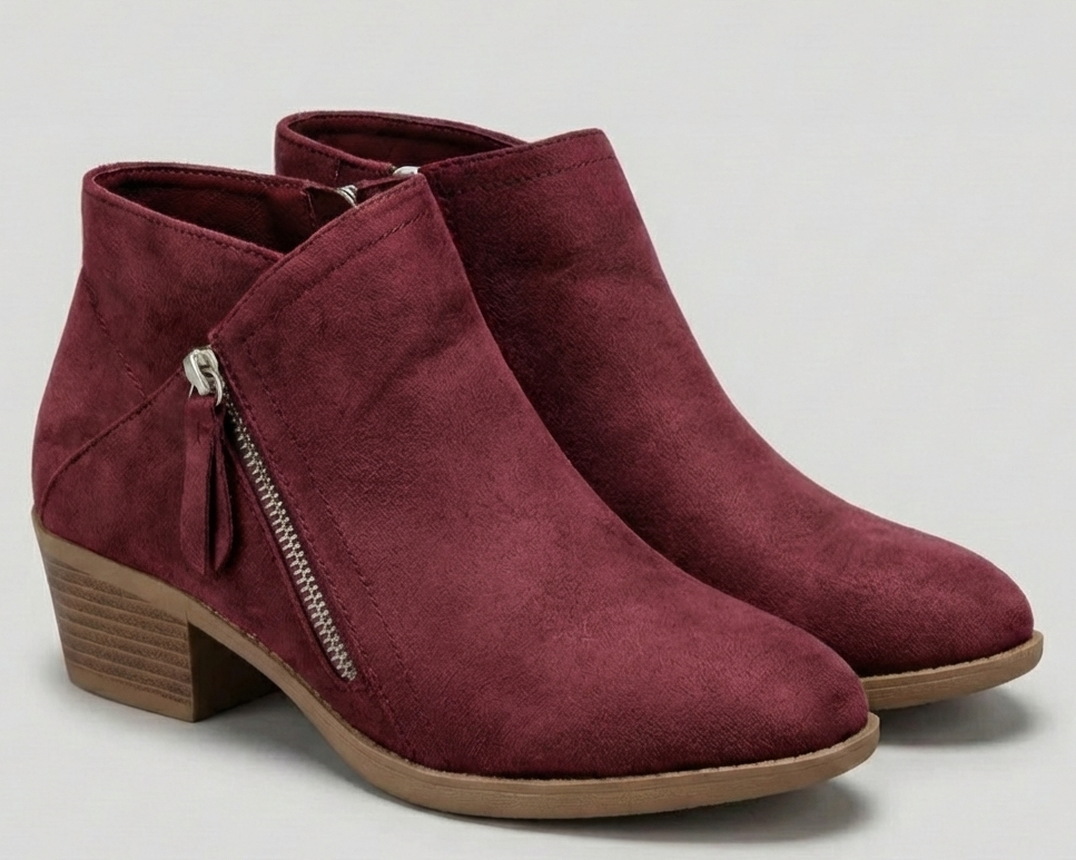 Stivaletti donna moderni, design sportivo, supporto arco e cerniera laterale pratica. Moda invernale.