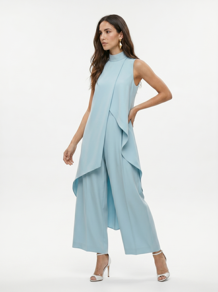 Dettaglio trama del completo donna: top collo alto e pantaloni fluidi, in tessuto leggero di qualità.