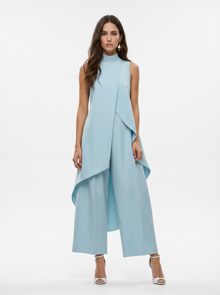 Dettaglio completo donna due pezzi: top senza maniche collo alto e pantaloni ampi fluidi.