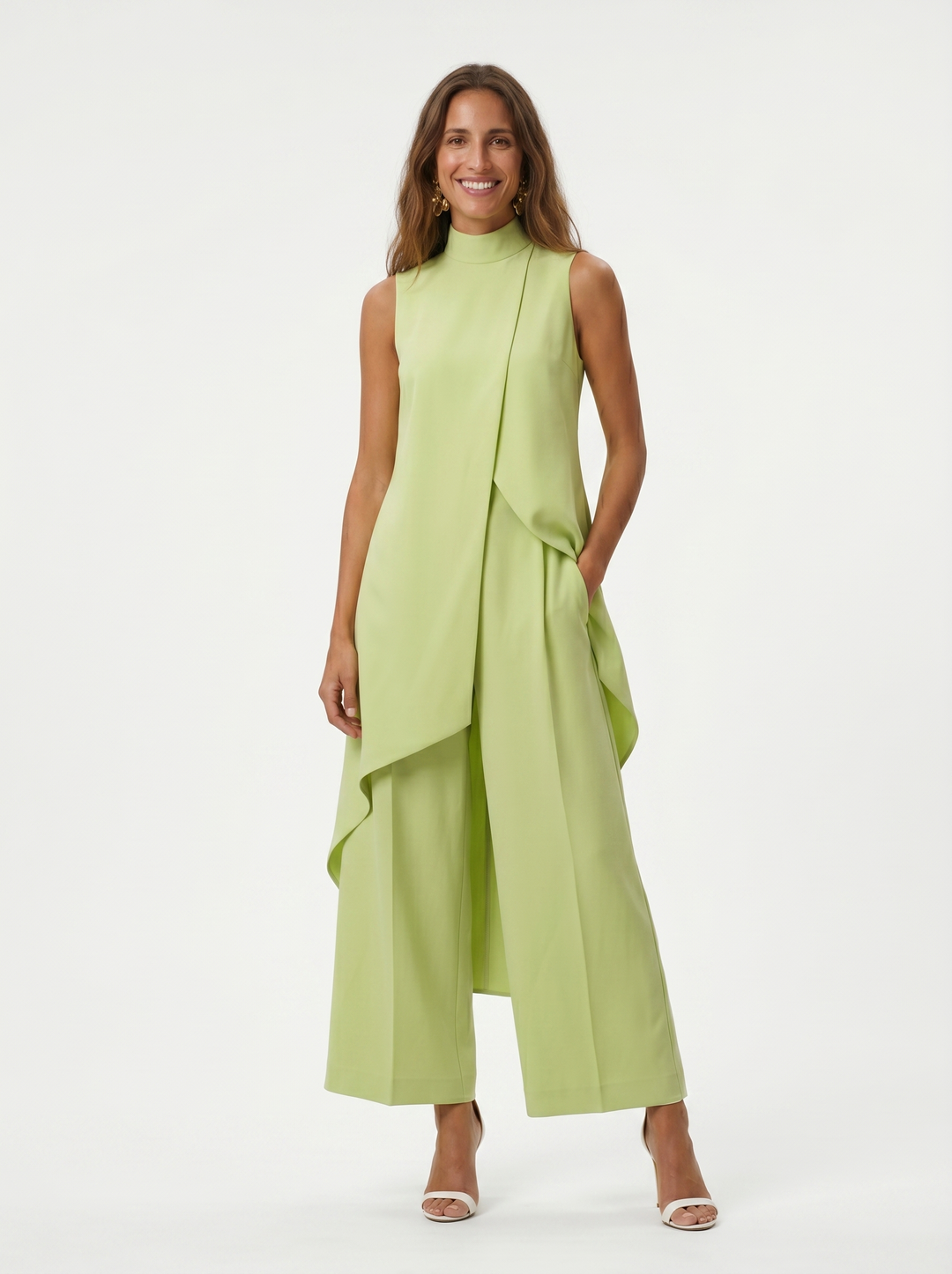 Completo donna contemporaneo: top collo alto senza maniche e pantaloni fluidi per un outfit moderno.