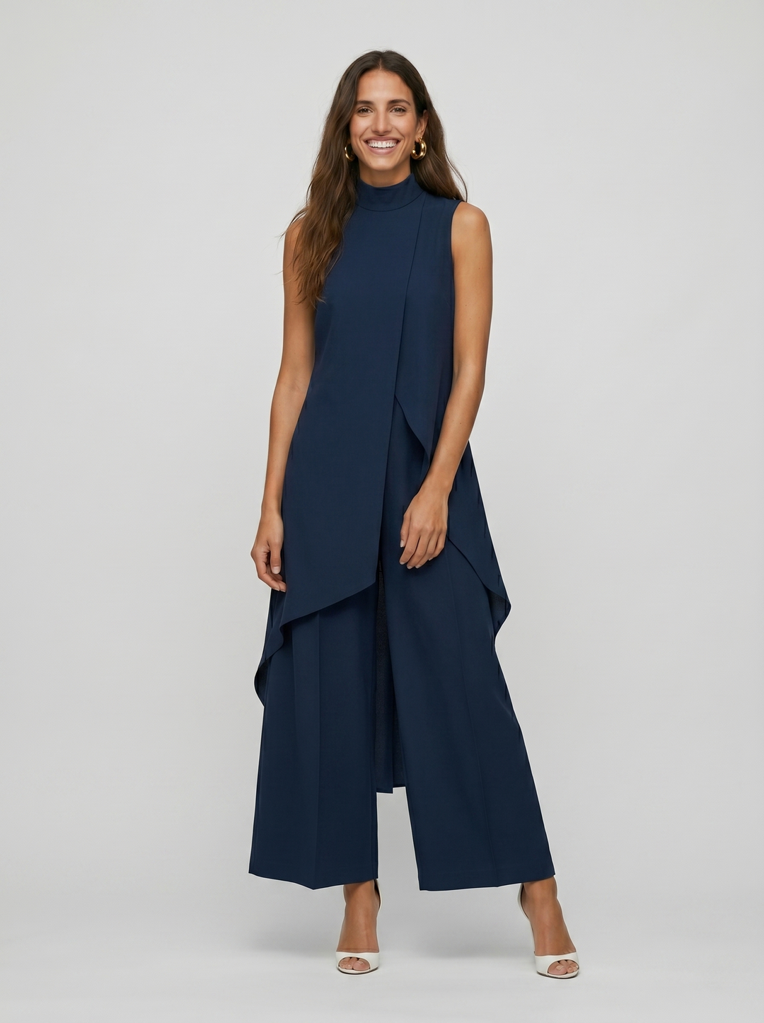 Completo donna per look casual chic: top collo alto e pantaloni fluidi, versatile per ogni occasione.