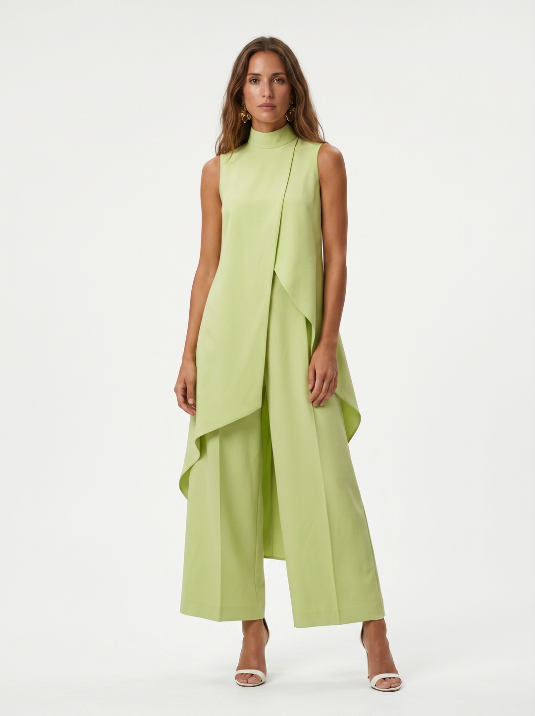 Look estivo donna: completo due pezzi con top collo alto e pantaloni ampi eleganti per occasioni.