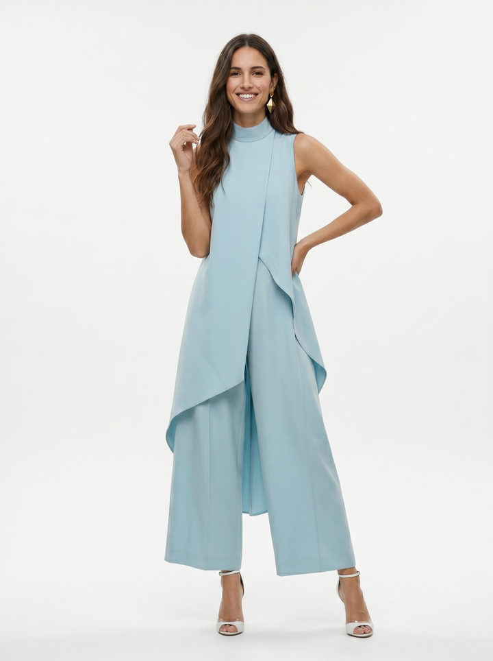 Completo donna alla moda con top senza maniche collo alto e pantaloni fluidi a vita alta.