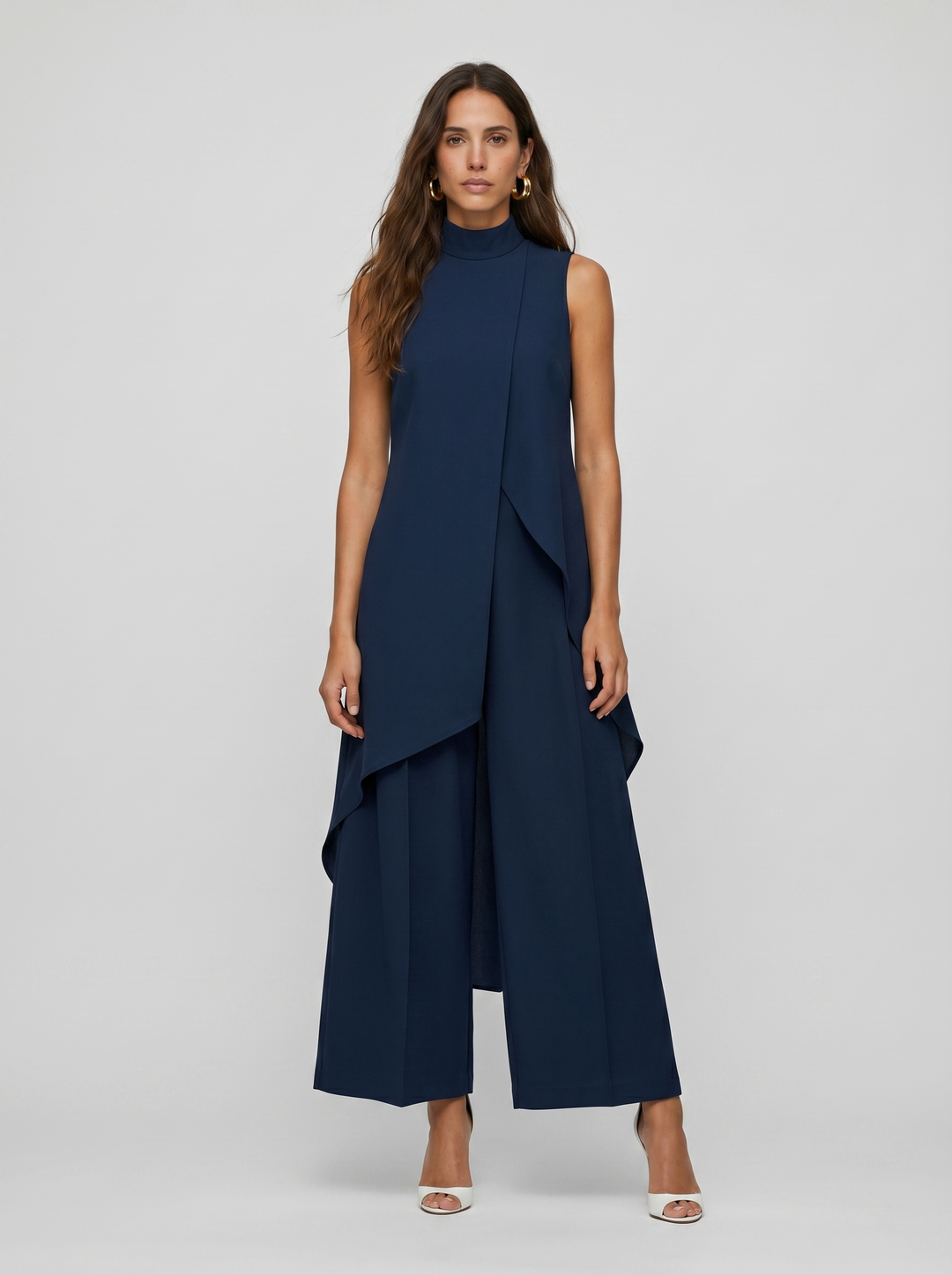 Completo elegante-casual donna, top collo alto aderente e pantaloni fluidi sciolti e comodi.