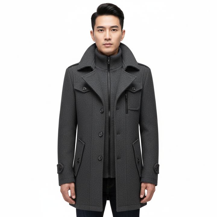 Dettaglio di cappotto invernale uomo monopetto, linee pulite e taglio sartoriale per un look classico.
