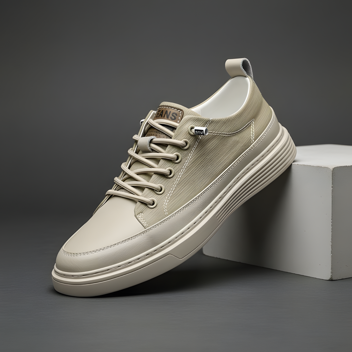 Scarpe casual uomo blu scuro con suola bianca, ideali per il tempo libero e look sportivi. Massima comodità.