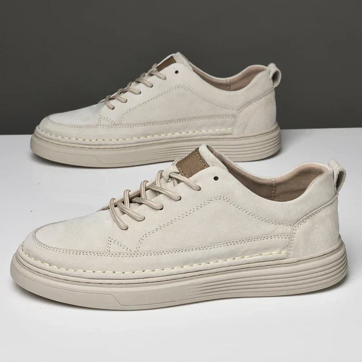 Scarpe uomo ammortizzate, ampia vestibilità e design moderno. Colori: beige, bianco, arancio intenso per il comfort.