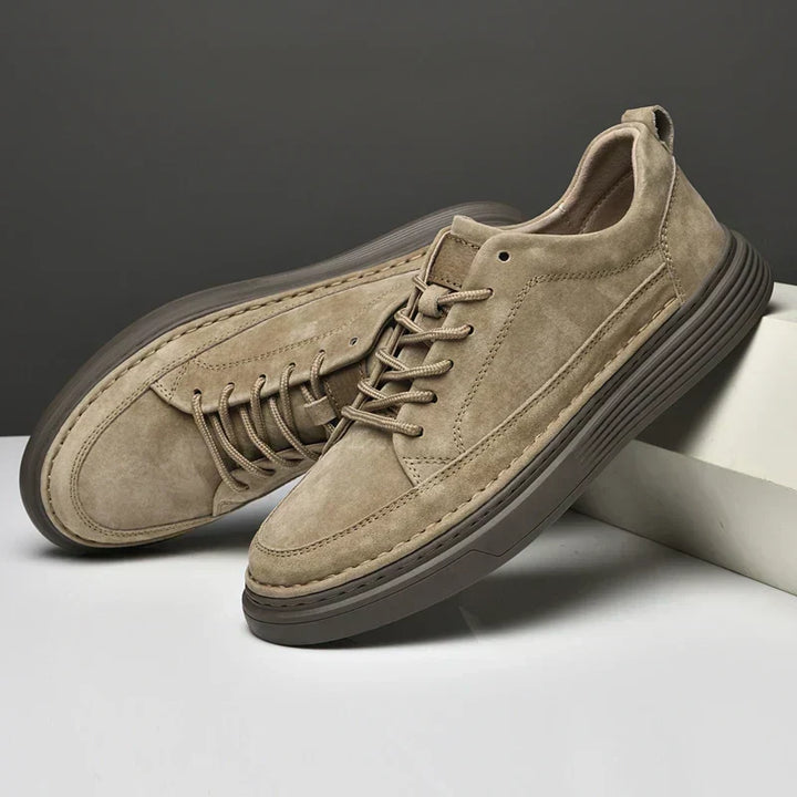 Calzature uomo comode, soletta ammortizzata e vestibilità ampia. Beige, bianco, arancio per un look casual.
