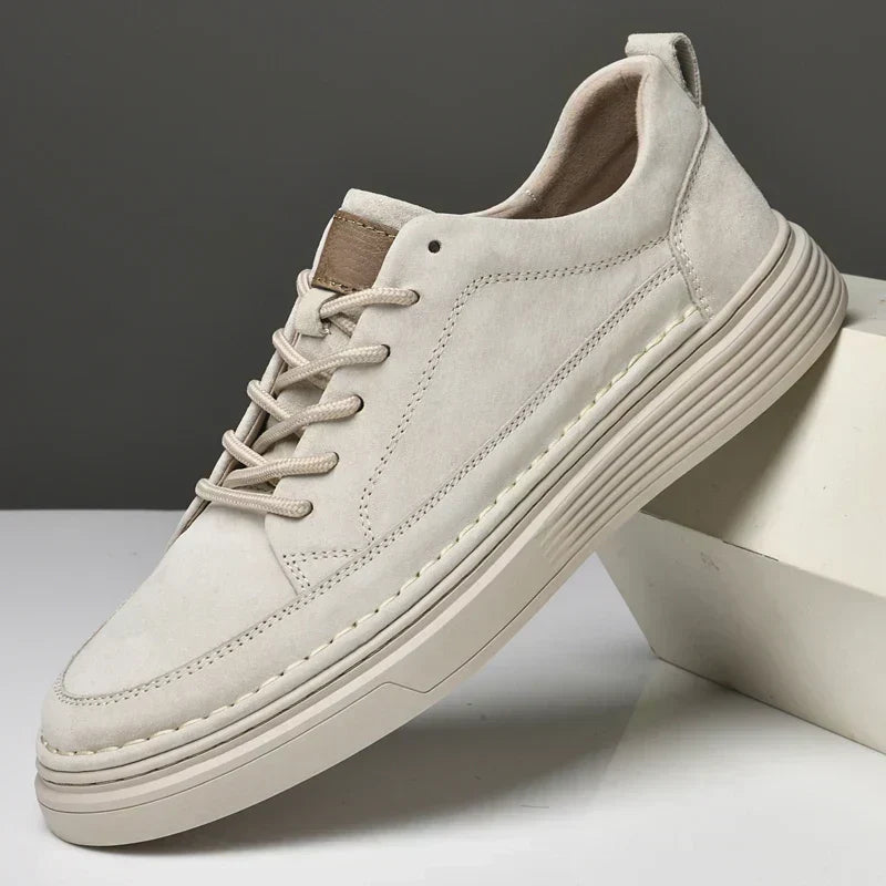 Sneakers uomo beige, bianche, arancio intenso, con soletta ammortizzata e vestibilità confortevole e ampia.