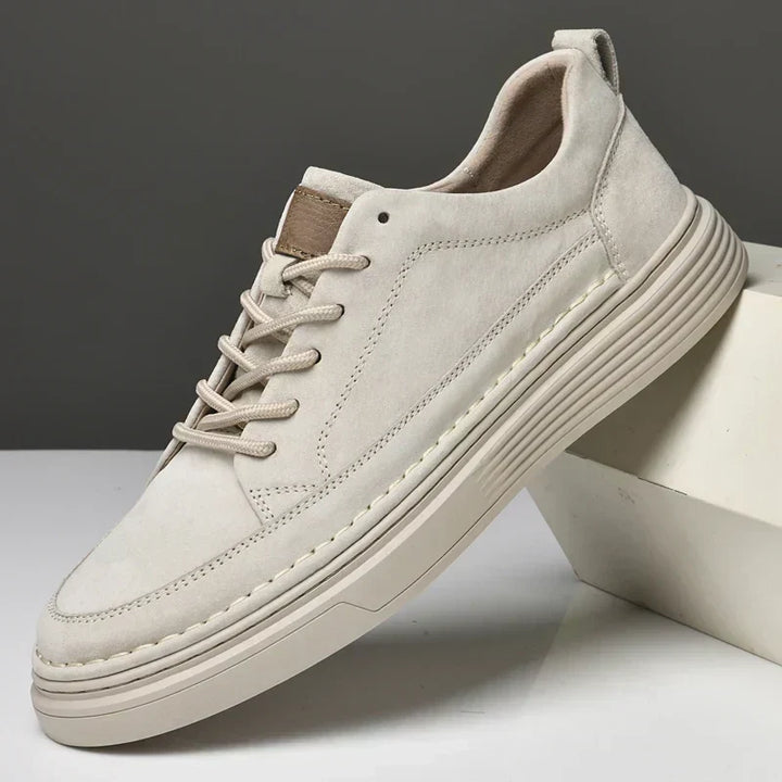 Sneakers uomo beige, bianche, arancio intenso, con soletta ammortizzata e vestibilità confortevole e ampia.
