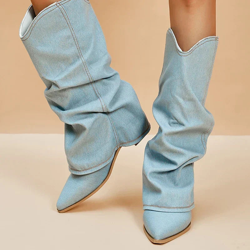 Stivali donna trendy in denim blu, con texture unica e tacco alto per un tocco di stile audace e moderno.