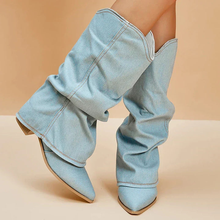 Stivali alti da donna in denim con tacco, un capo di moda femminile essenziale e calzature trendy per ogni stagione.