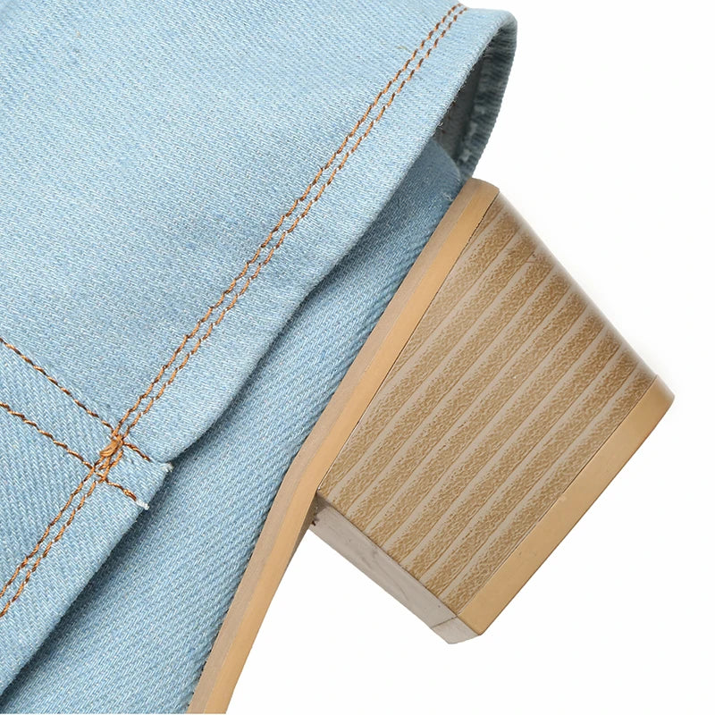 Stivali donna trendy in denim e tacco alto, calzature moda per esprimere il tuo stile unico e personalità.