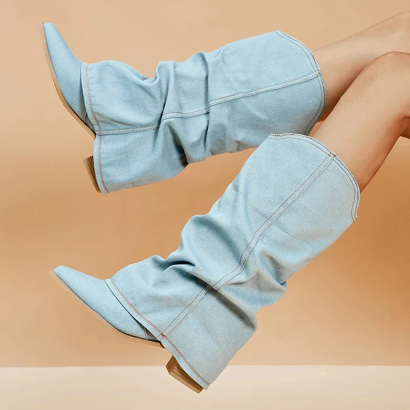 Moderni stivali donna in denim, scarpe alla moda con tacco alto, ideali per un look contemporaneo e di tendenza.