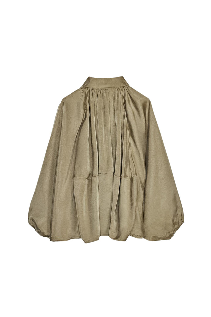 Elegante giacca bomber drappeggiata da donna in verde scuro, versatile per outfit primaverili e autunnali, comfort e stile.