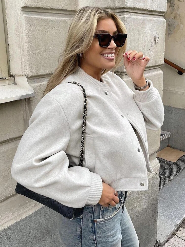 Giacca corta donna, bomber versatile ideale per moda primavera/autunno, stile casual moderno.