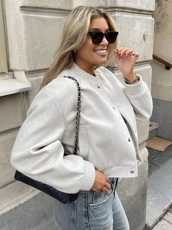 Giacca corta donna, bomber versatile ideale per moda primavera/autunno, stile casual moderno.