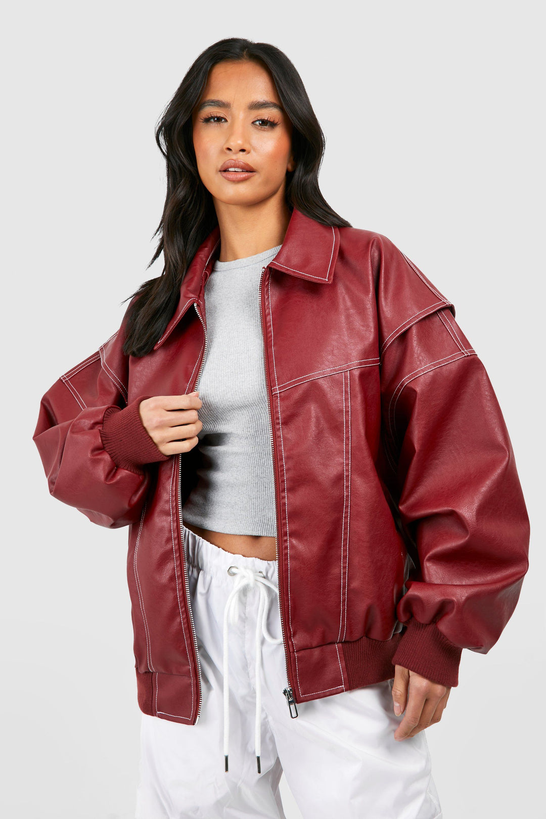 Capospalla donna oversize casual, giacca bomber streetwear con cuciture a contrasto, look disinvolto.