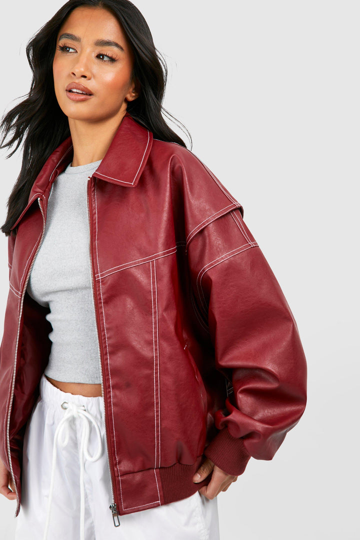 Giacca bomber donna oversize rossa, cuciture a contrasto, stile urbano, perfetta per moda streetwear autunnale.