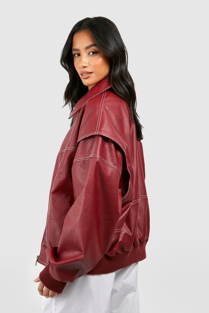 Elegante giacca bomber donna oversize nera con cuciture a contrasto, ideale per streetwear e look casual.