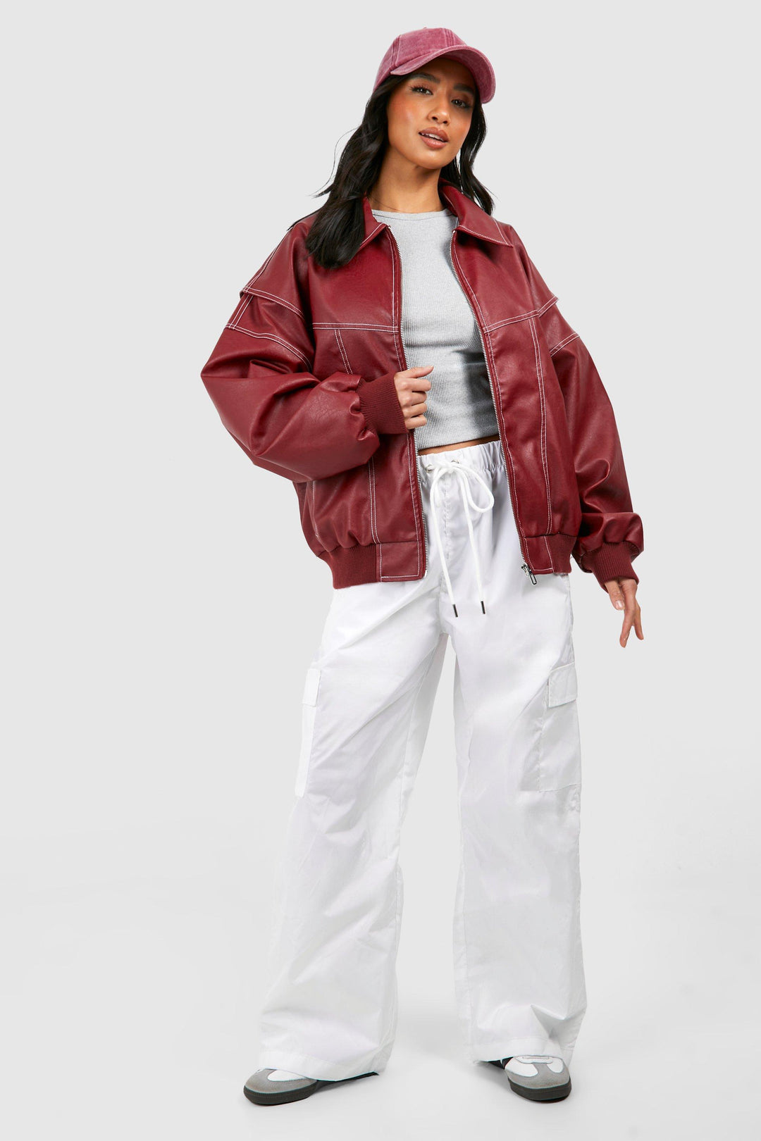 Giacca bomber oversize marrone donna, cuciture a contrasto, look vintage streetwear primavera autunno.