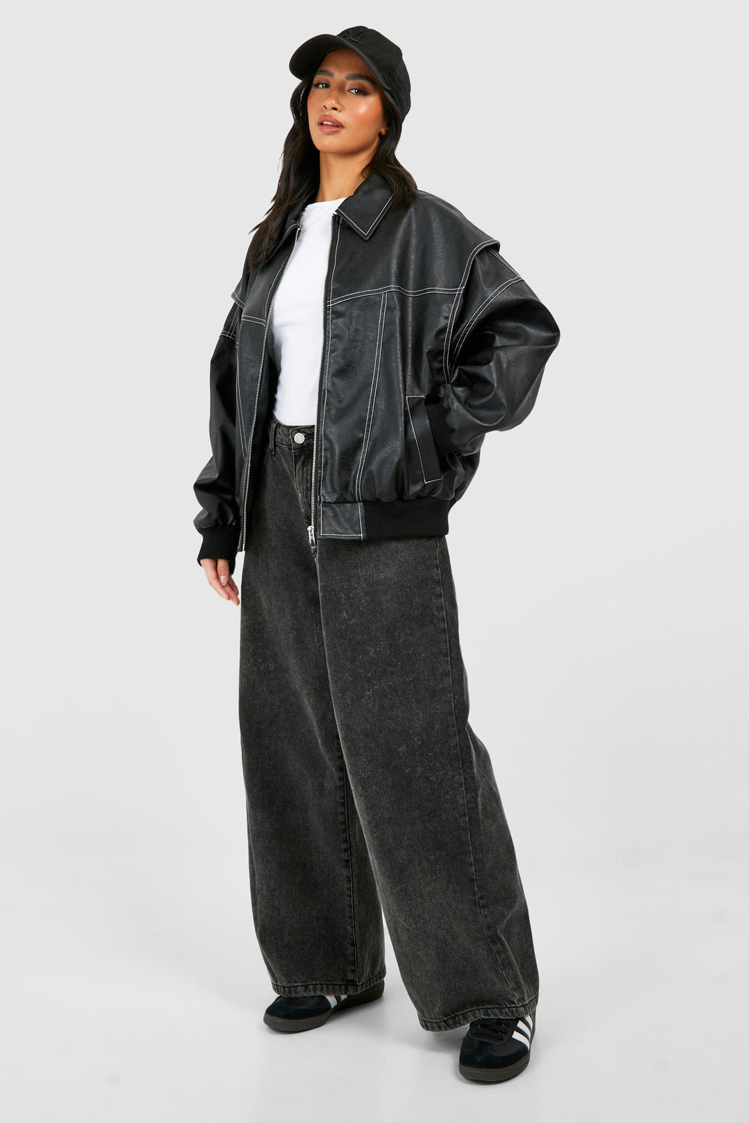 Giacca bomber donna oversize, design moderno con cuciture a contrasto, capospalla casual di tendenza.
