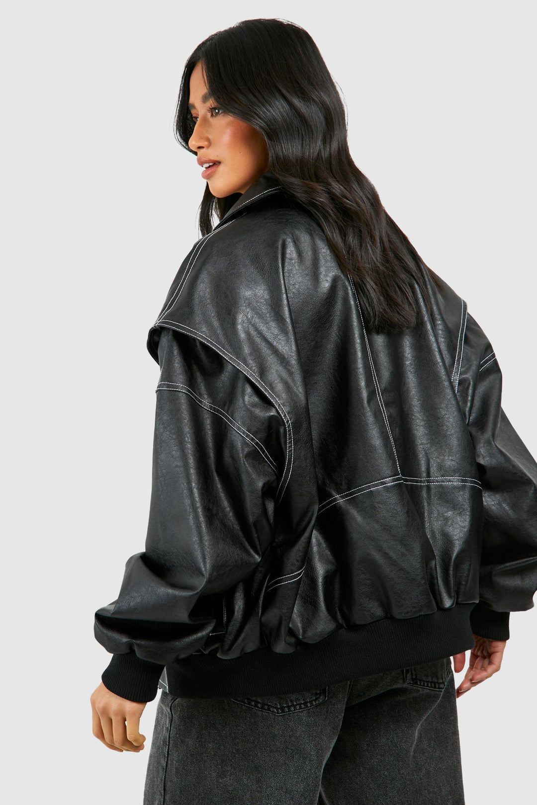 Giacca bomber donna vintage oversize, cuciture a contrasto, capospalla casual per eleganza disinvolta.