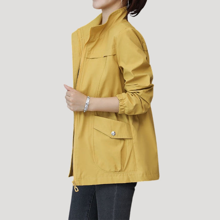 Giacca antivento sportiva da donna con collo alto e coulisse in vita regolabile, perfetta per l'outdoor.