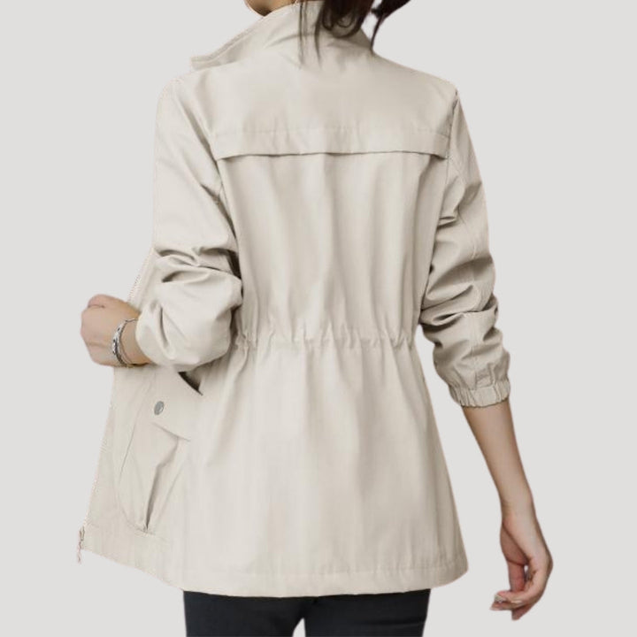 Elegante giacca antivento donna casual con collo alto e coulisse, versatile per look sportivi o quotidiani.
