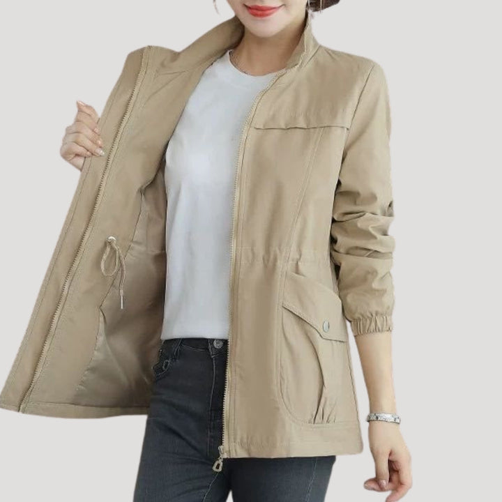Giacca antivento donna leggera con collo alto, coulisse in vita per silhouette regolabile, comfort garantito.