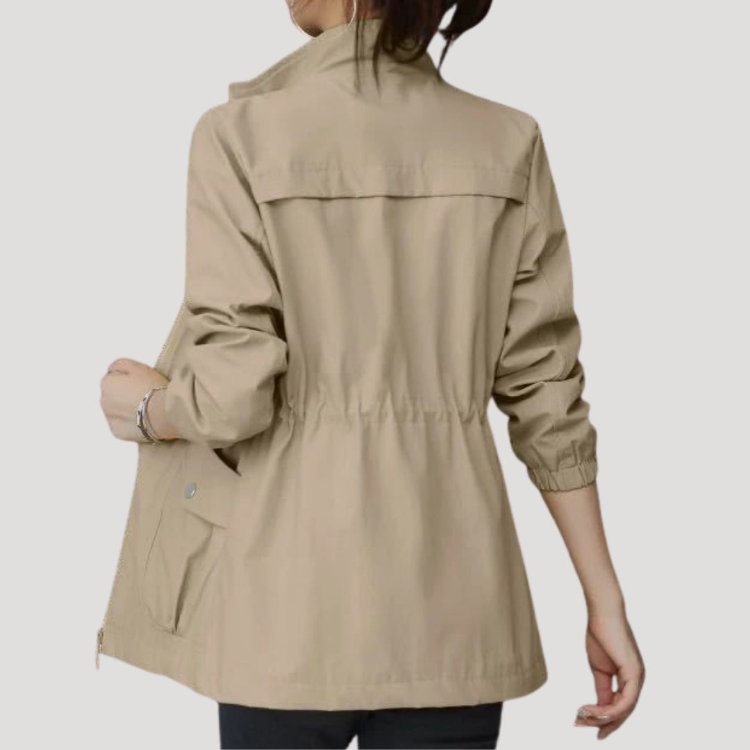 Giacca antivento donna primaverile/autunnale, protegge dal vento, collo alto e coulisse per vestibilità ottimale.