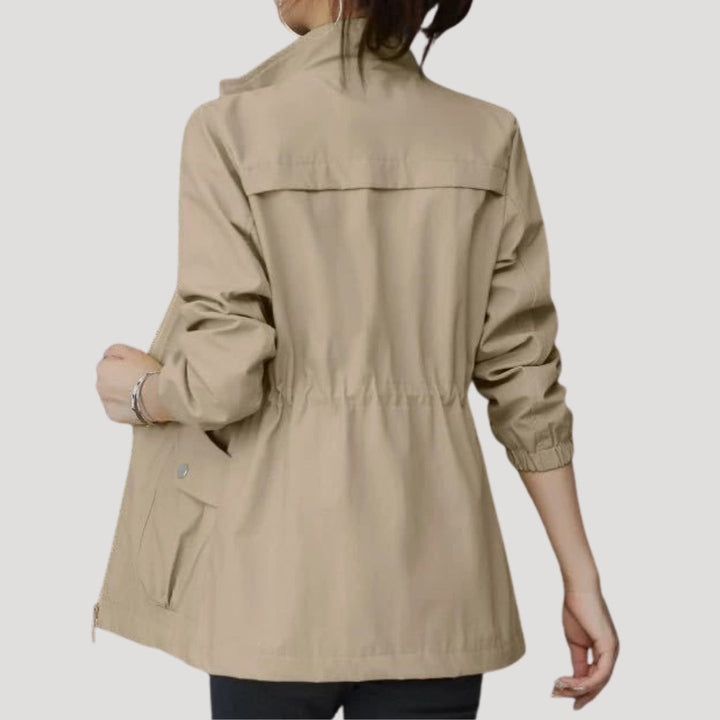 Giacca antivento donna primaverile/autunnale, protegge dal vento, collo alto e coulisse per vestibilità ottimale.