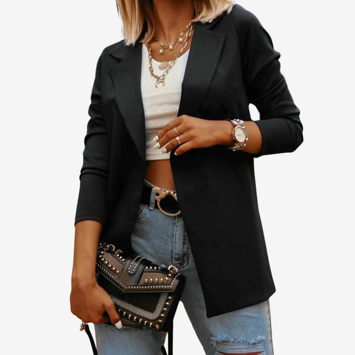 Blazer donna nero versatile con revers, linea lunga, ideale per look sofisticati da giorno e sera.