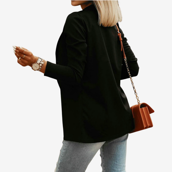Capospalla donna nero con revers, taglio lungo e moderno, elegante per ufficio e occasioni formali.